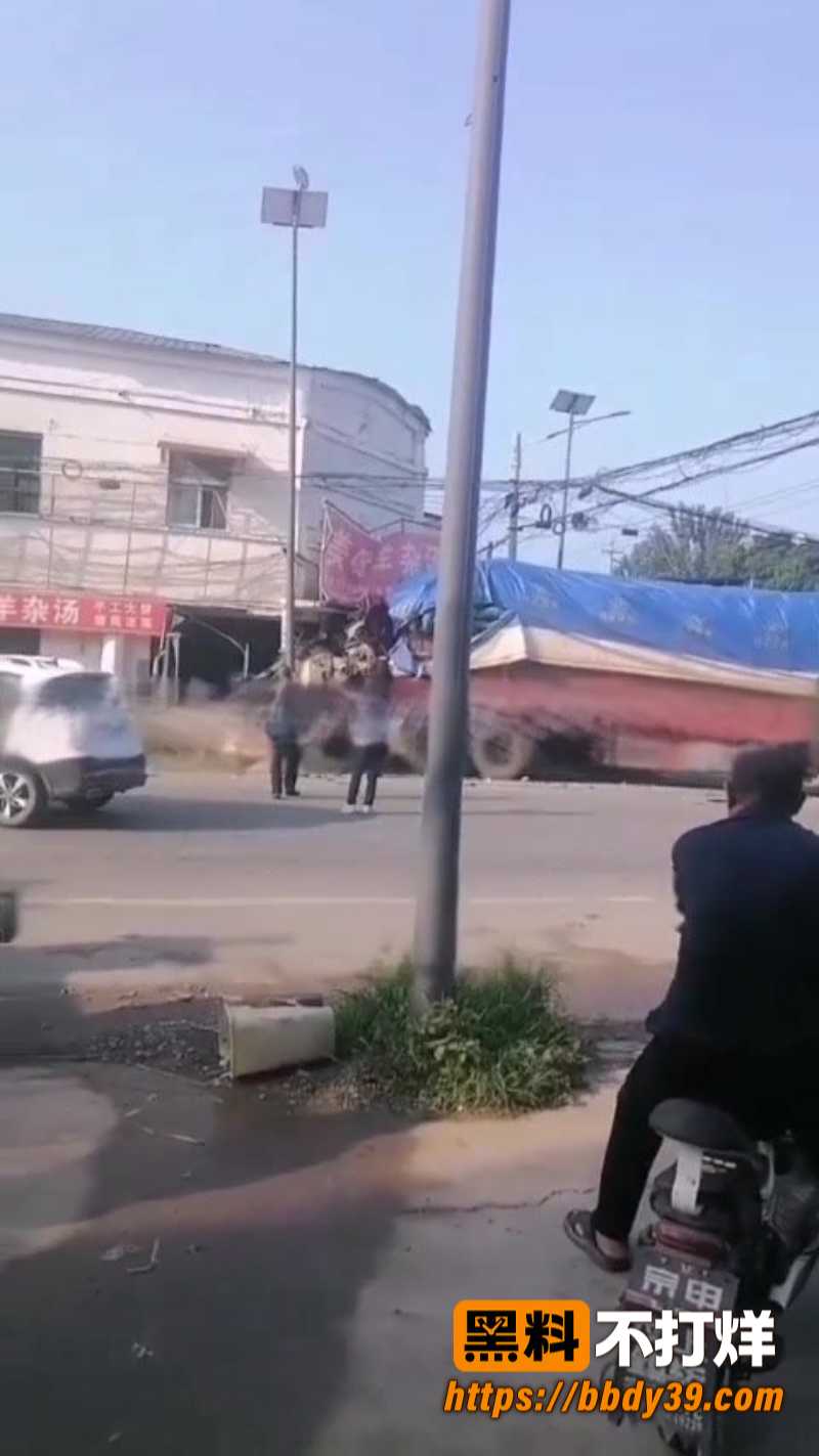 山东成武汶上集镇羊杂汤店惨遭货车撞击 疑似疲劳驾驶 现场画面极其惨烈