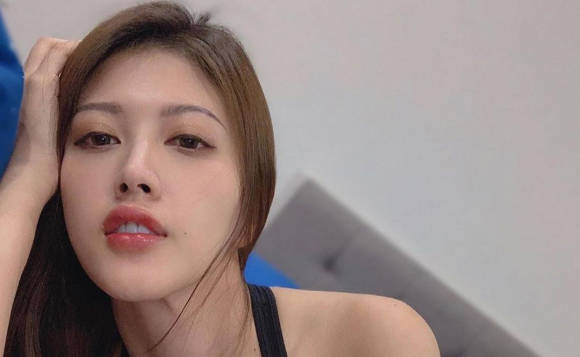 海角大神原创 宿舍睡不着跟妈妈要自拍 她真发了看着好想舔一波