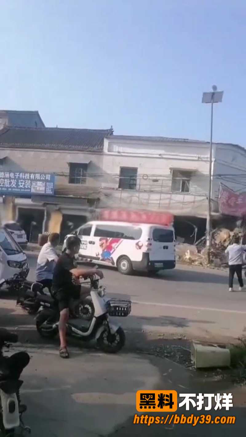 山东成武汶上集镇羊杂汤店惨遭货车撞击 疑似疲劳驾驶 现场画面极其惨烈