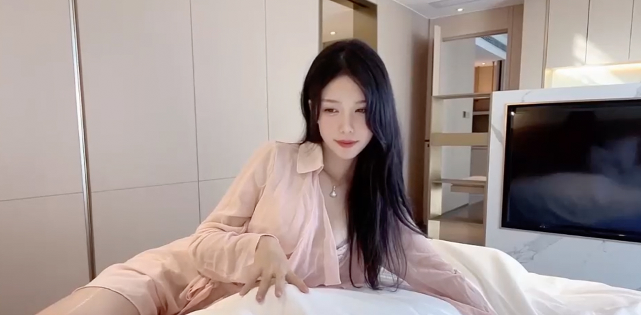对巨乳学姐的究极大幻想 最后也是让我得手了!真想狠狠的把她的逼操烂