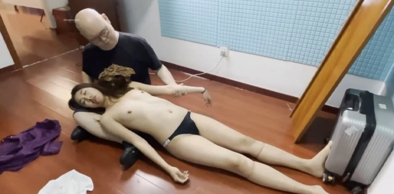 用丝袜上吊自杀的长腿模特被猥琐胖子的恋尸癖好所蹂躏 全程模仿殡仪馆 给尸体化妆换衣!