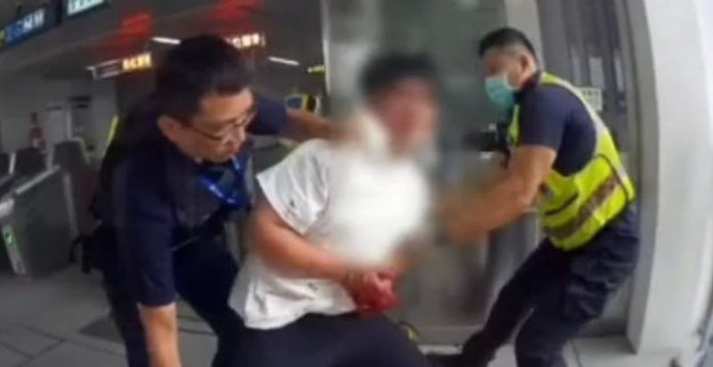 突发! 台中捷运绿线列车 男子持刀随机杀人乘客英勇反击 被捕后大喊大叫情绪激动!