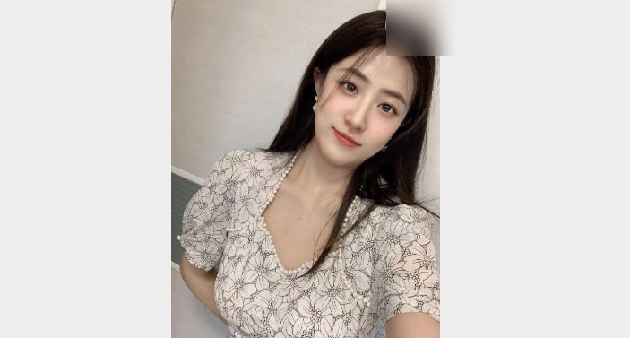 刚做完⽉⼦的嫂⼦过来看我 骚⽳有点松弛 不过少妇会⾃⼰夹紧骚⽳!