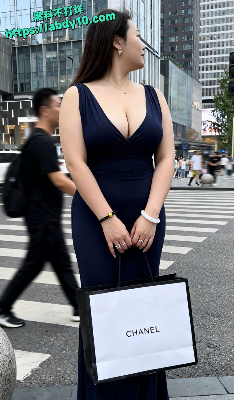 四川成都巨乳肥臀顶级少妇熟女 张娇 街拍 黑料不打烊10