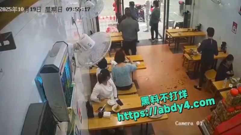 小仙女面馆一人独占两凳态度嚣张被男子及父亲当场暴打 2