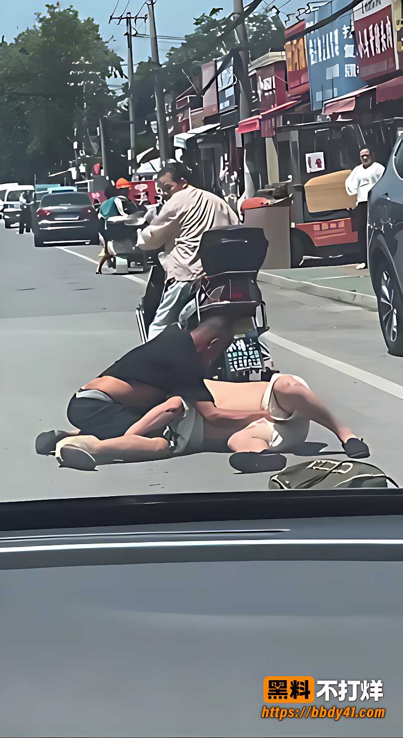 街头两男互殴