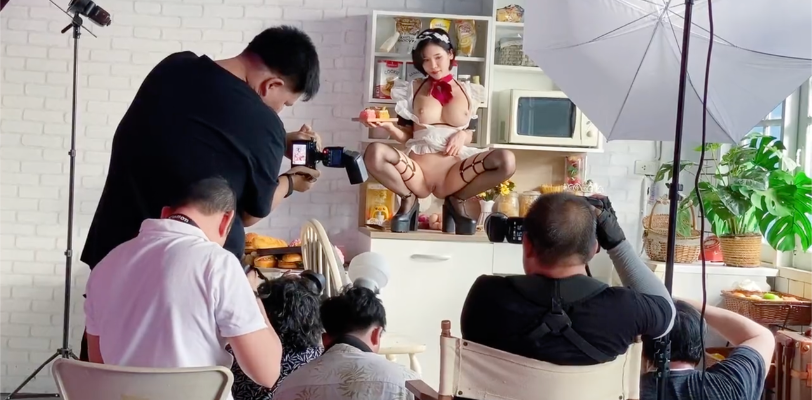 摄影师和模特究竟哪个更辛苦?硬着完成封面花絮拍摄,致敬幕后工作者!