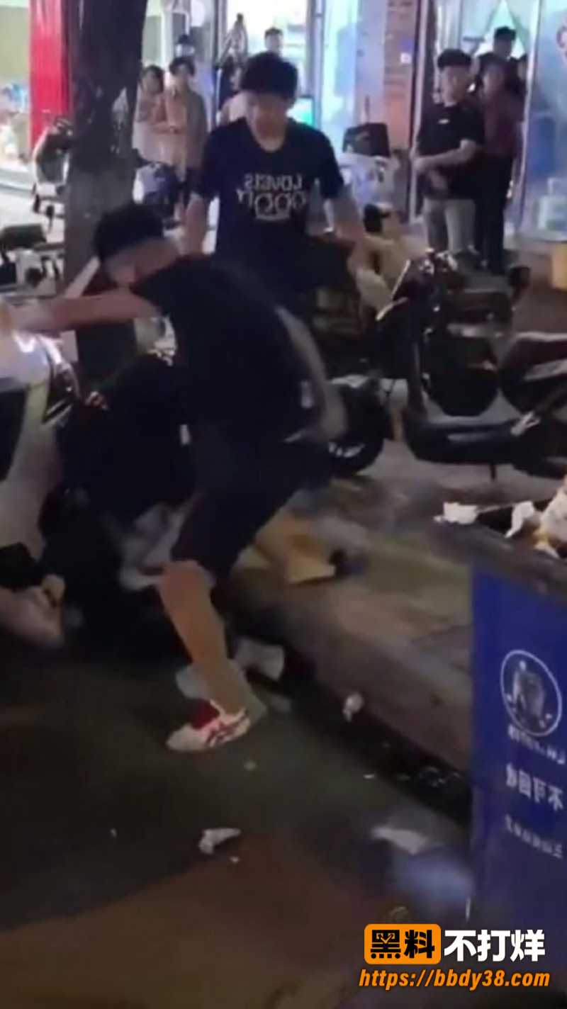 街头群殴冲突现场流出 男子光膀穿粉短裤参与互殴 现场混乱多人围观