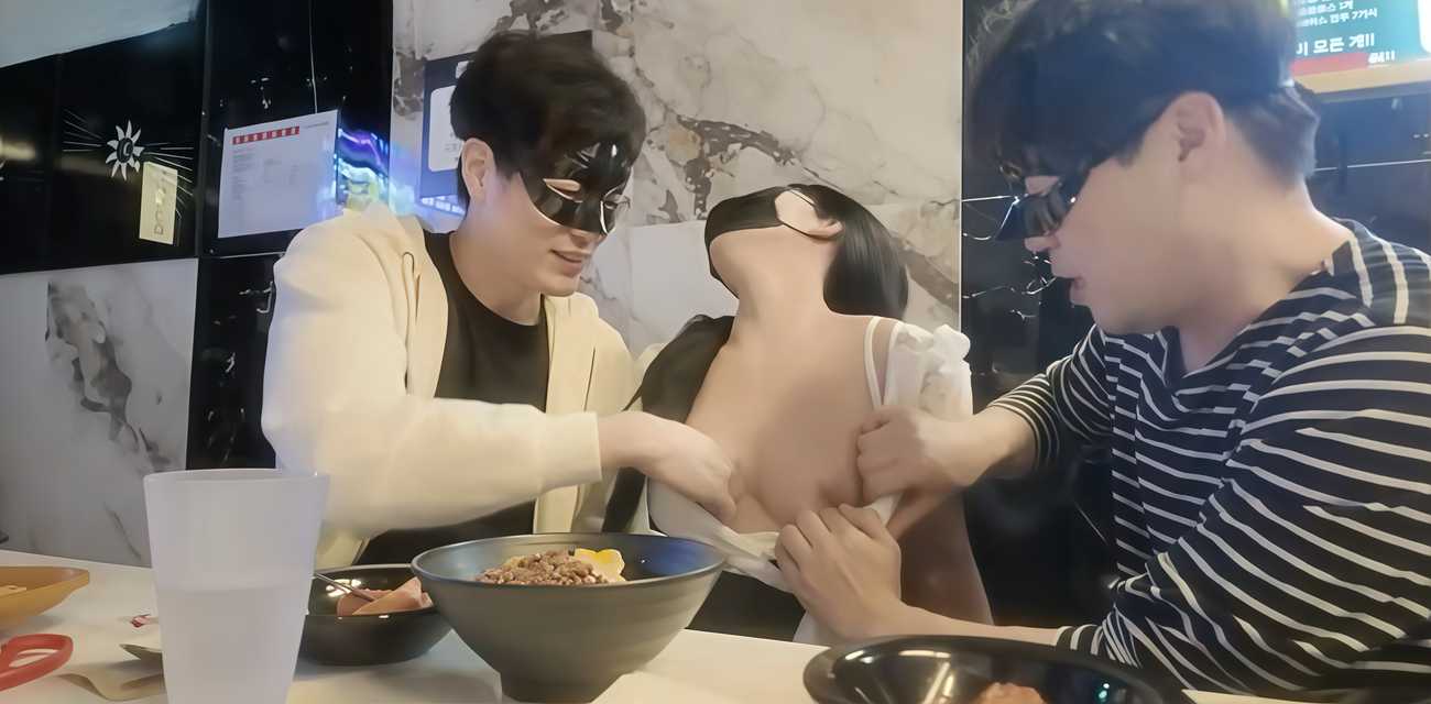 韩国福利姬pding又出新作了 随便拉个两个路人就KTV玩 在包房把奶子掏出来了