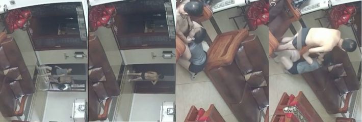 监控实拍公公打飞机被儿媳撞见,场面十分尴尬,后被公公摁倒给口