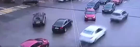 【新奇视频】 超跑超跑,飞速把小车撞跑。。