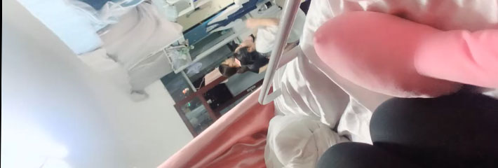勤工俭学,女大学生在宿舍里直播赚学费,扣穴自慰,还满足粉丝【偷拍室友】洗澡换衣