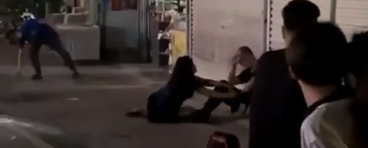 普宁市 南芳路 醉酒爱女当街强脱男士裤子