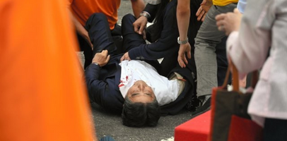 日本前首相安培晋三被枪杀胸部中枪,已无生命体征