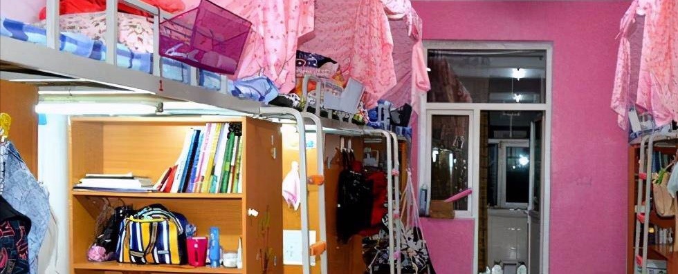 女生宿舍日常那点事 裸体躺床被舍友揉大奶子!