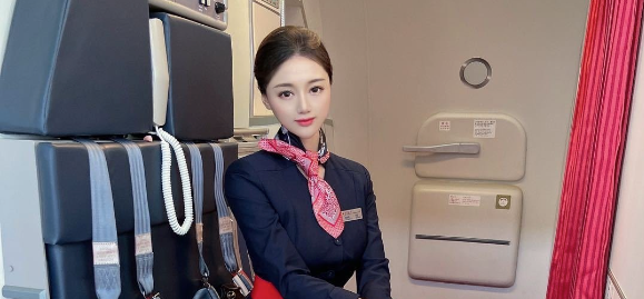 初中高傲的女神,如今风骚的空姐,被我从床上干到浴室