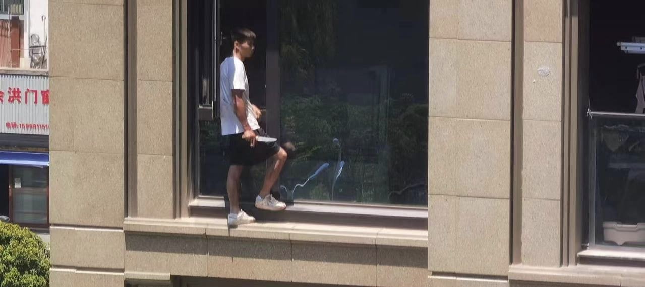 浙江杭州建德入室行凶事件 男子翻窗拒捕 消防高压水枪喷逼进屋 被警方抓获