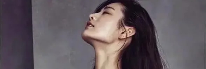 下三滥⼿段果然是最直接有效的 成功下药迷奸D奶璐璐!