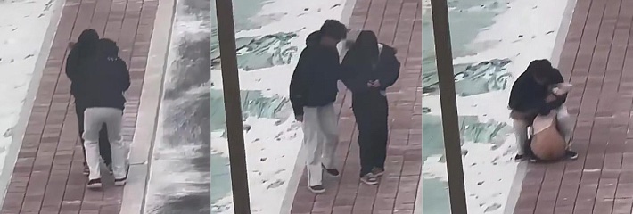 情侣雪地吵架 女生情绪崩溃 当街脱衣裤子 大屁股全露 兄弟围观直呼太刺激了!
