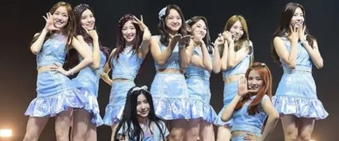 三联屏偷拍韩国某女团成员小姐姐
