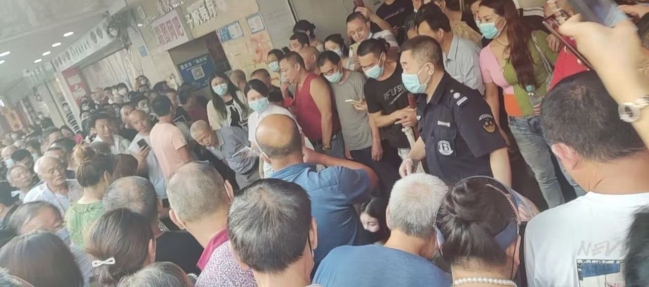 重庆杨家坪龙腾舞厅持刀伤人事件 小偷行窃被发现保安女子受伤