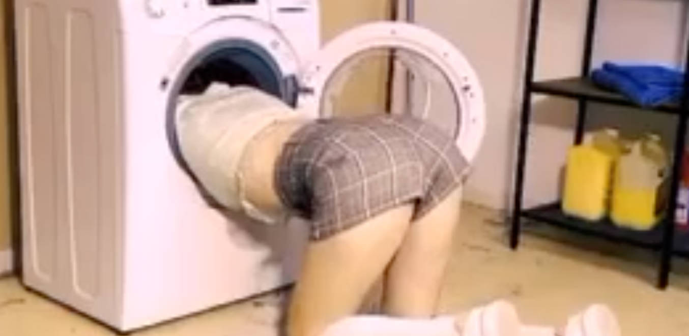 【新奇视频】解救被洗衣机卡住的美女