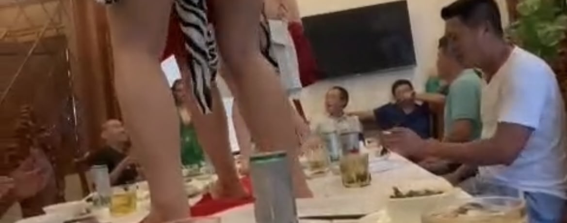 油管热门视频 餐桌上的舞蹈 边跳边脱衣服 动作又骚又撩人!