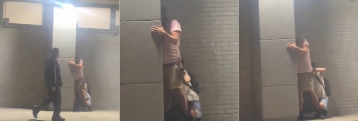 国外男同街头亲热 当众舔屁眼被偷拍 尺度炸裂直击底线!