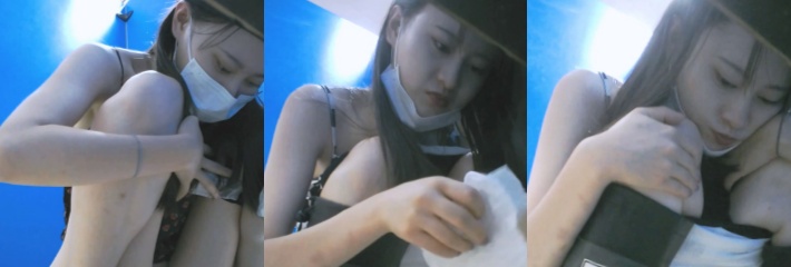 潜入艺术学院女厕偷拍 娇媚女学生撒娇自拍 脸穴同框放尿！