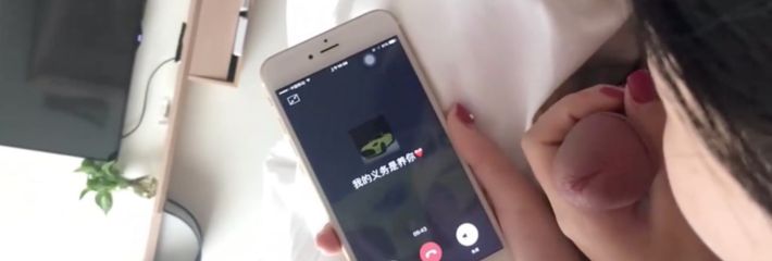 颜值担当大学生妹妹一边全自动与金主打桩另一边和自己的舔狗打着语音电话！