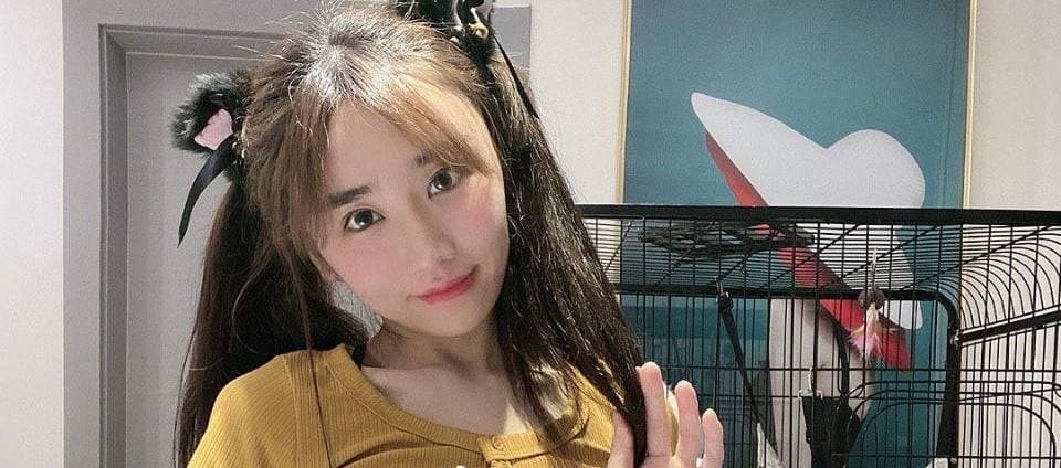 抖音网红 是萝莉啊 饭局不雅视频 男子搂抱她狂揉奶子 起哄声不断太色情!