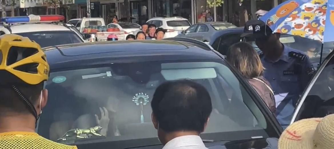 安徽六安市原配当街拦小三事件(小三原配抖音被扒出来)