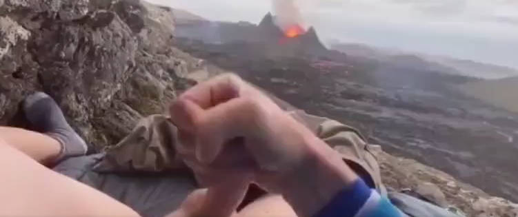 【新奇视频】感受到我的能量了吗,我与火山一同喷发!