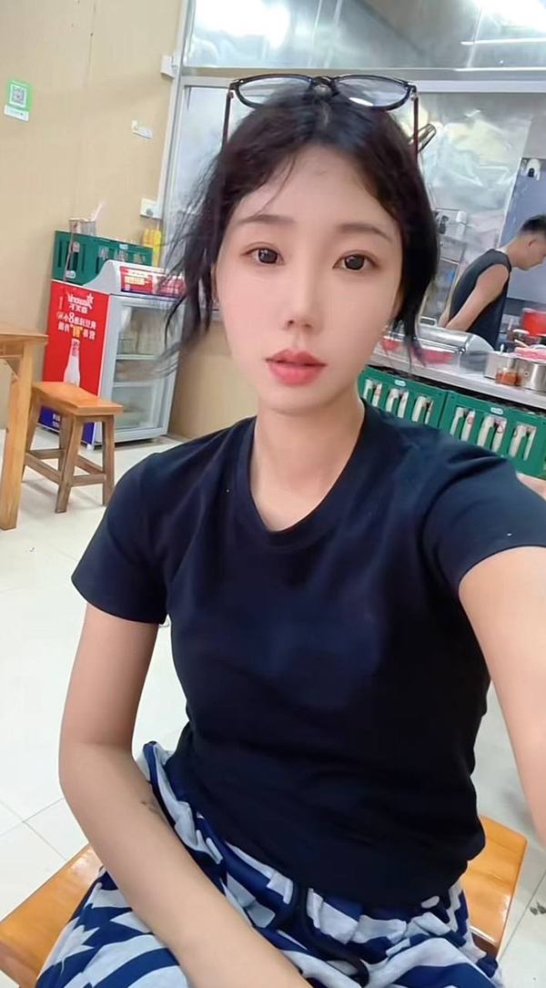 网红哎呦喂你江哥 被曝十宗罪 拍非洲小孩赚流量被骂吃人血馒头 骗钱骗捐辱骂粉丝 出轨致小三怀孕