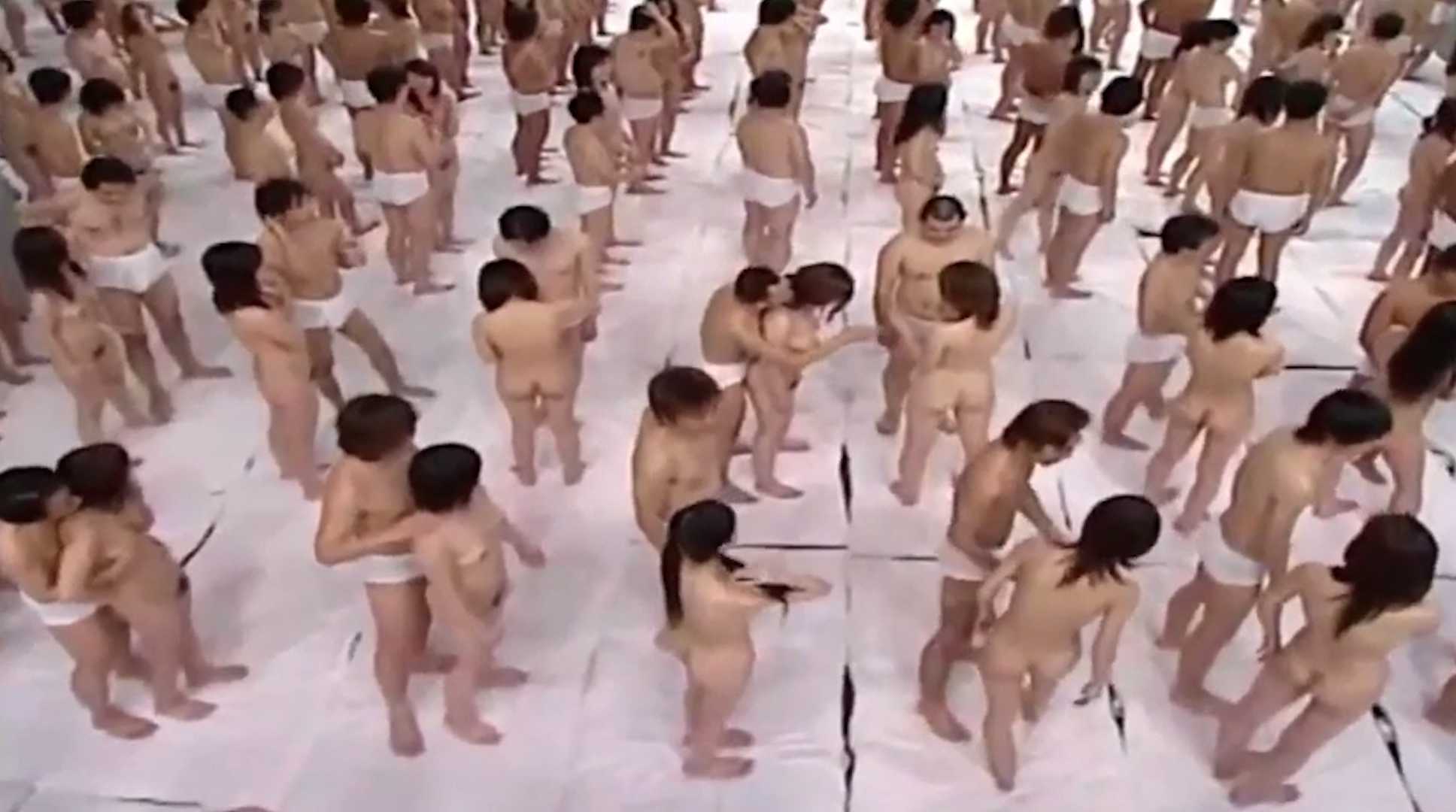 人类历史上最淫荡场面 日本500人超大群P现场 第一次见这么夸张的拍摄 网友直呼受不了