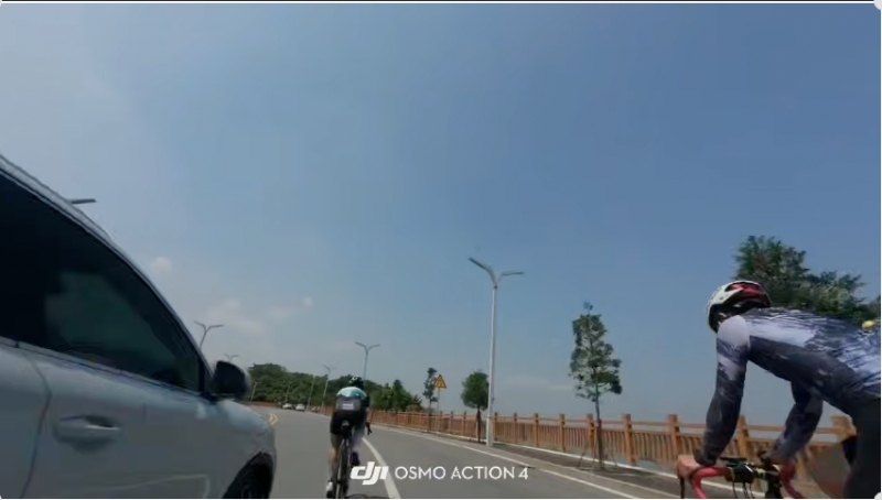 占道骑行当后花园！男子被撞飞汽车也翻车