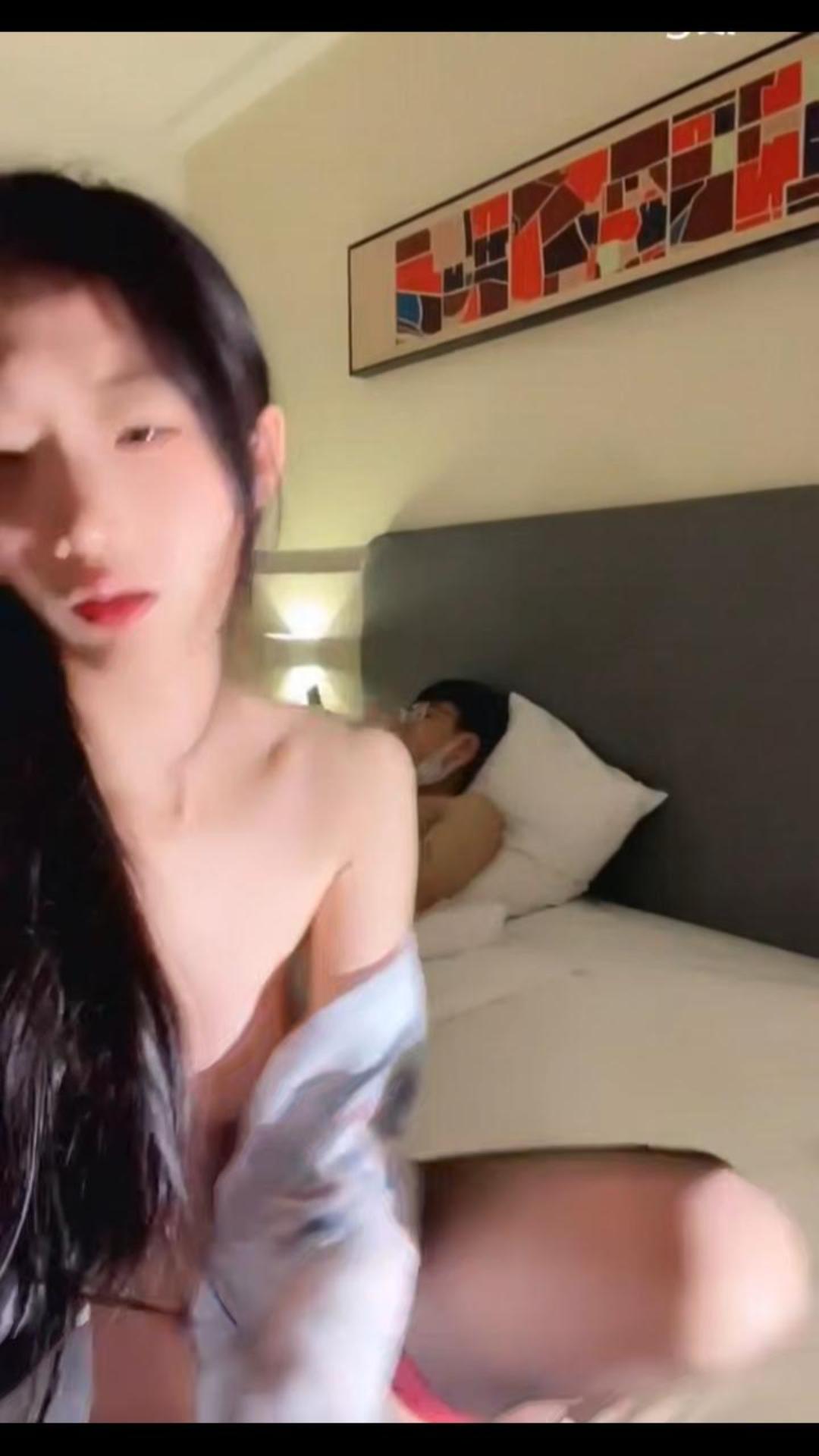 极品白嫩的高颜值精神小妹 在酒店下海直播！