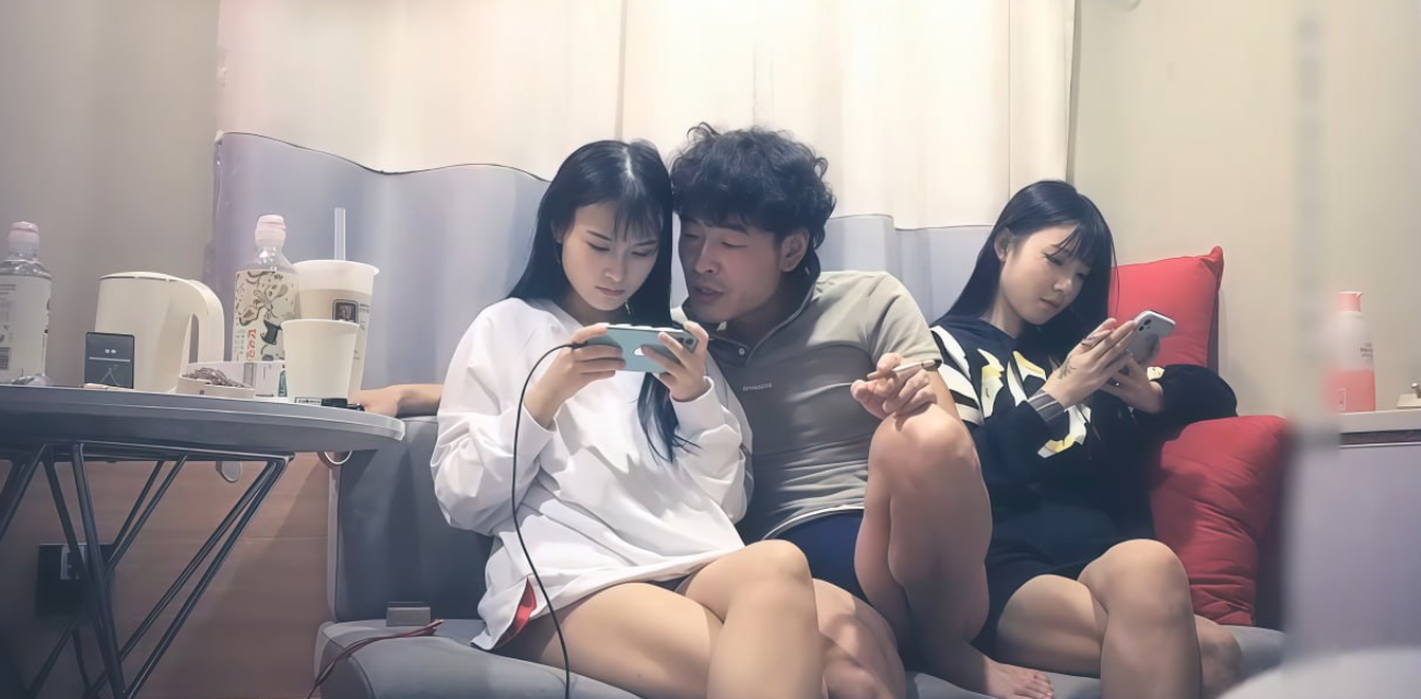 小可双飞两个高颜值极品嫩妹子 花臂骚气妹子浪叫不止双人骑乘狂摇内射爽翻 私密自拍流出！