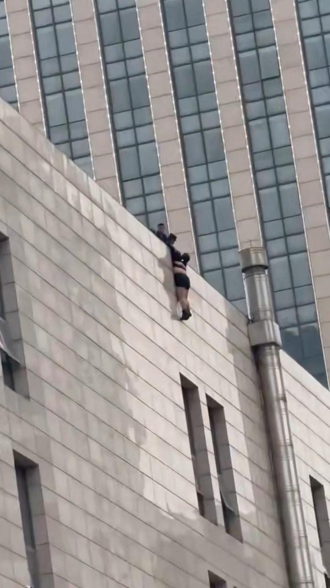 杭州银隆百货惊魂一刻 某男子高空跳楼现场曝光！