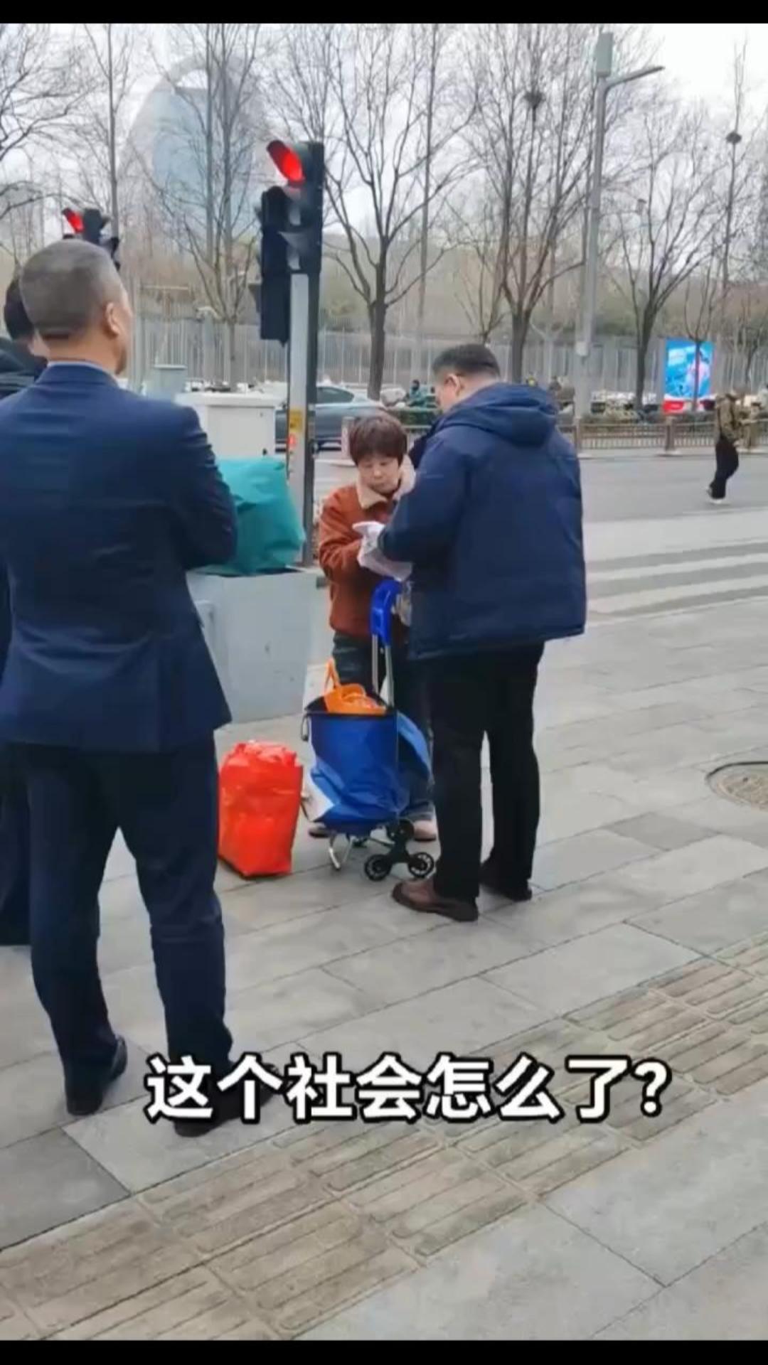 两会前夕北京劫访实锤曝光 两人狂遮镜头威胁网友！