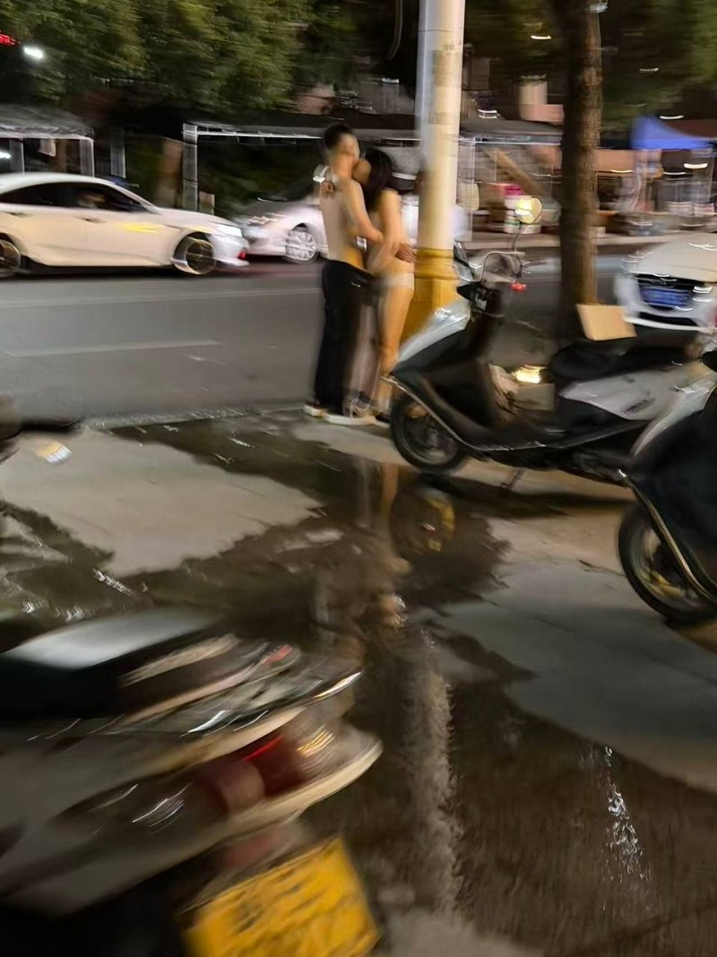 酒后女疯了！马路当众脱光上衣 路人免费看奶子！