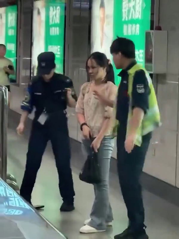 深圳地铁站 小仙女现场发疯 追打安全员打包都打飞 打完人躺地装死无语全场
