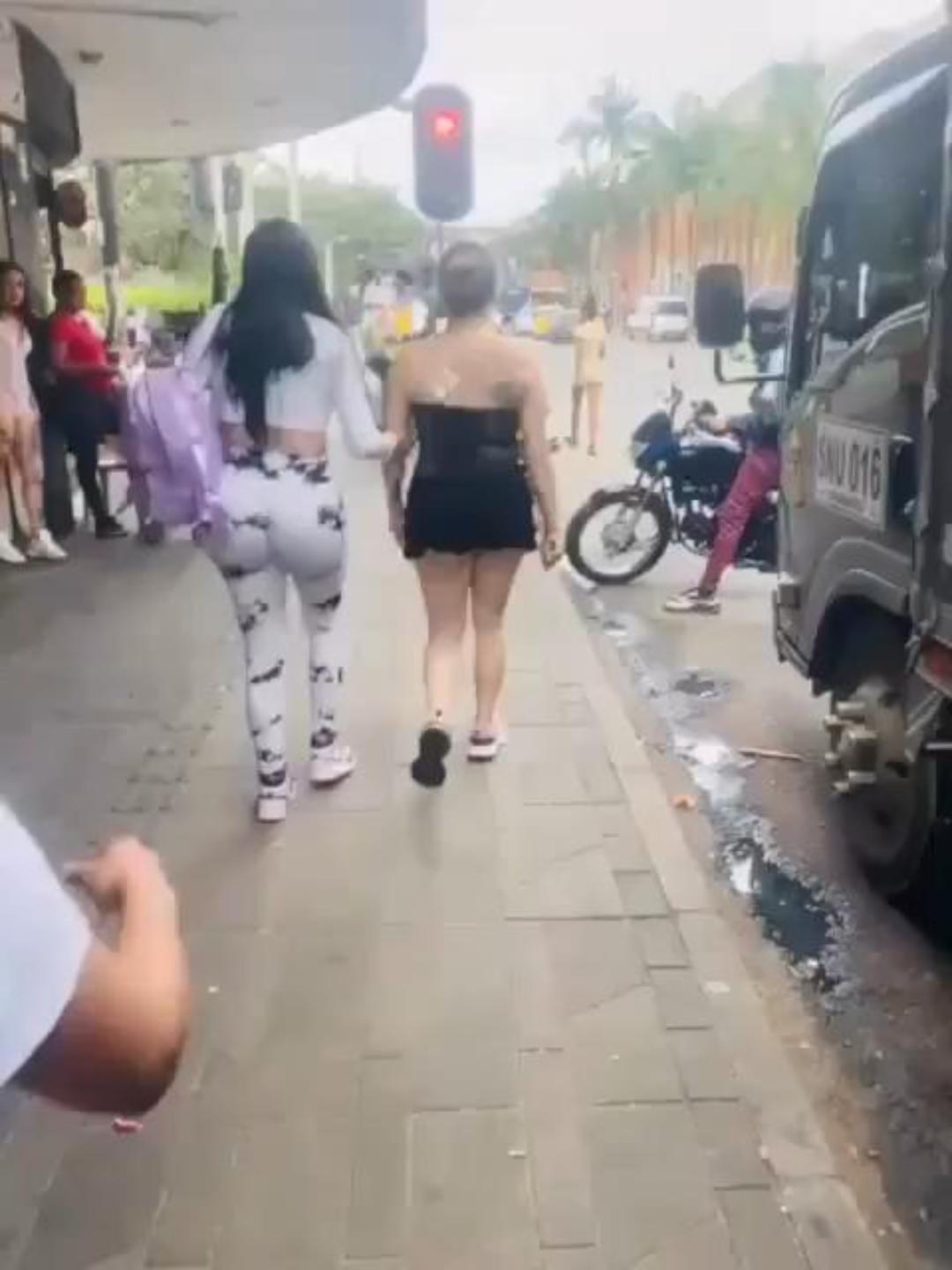 哥伦比亚市中心街头真实砍人现场 围观群众吓到摩托车翻车！
