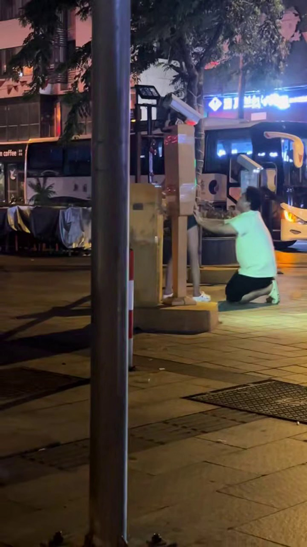 街头惊爆舔狗名场面 男子当街跪地抱腿磕头求女友 疯狂举动吓坏妹子围观路人直呼没眼看