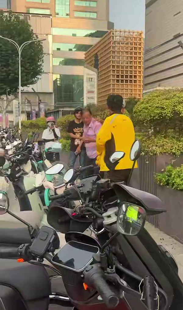 出租车司机 车里常备刀具 与外卖员吵架失控直接持刀捅人 现场触目惊心