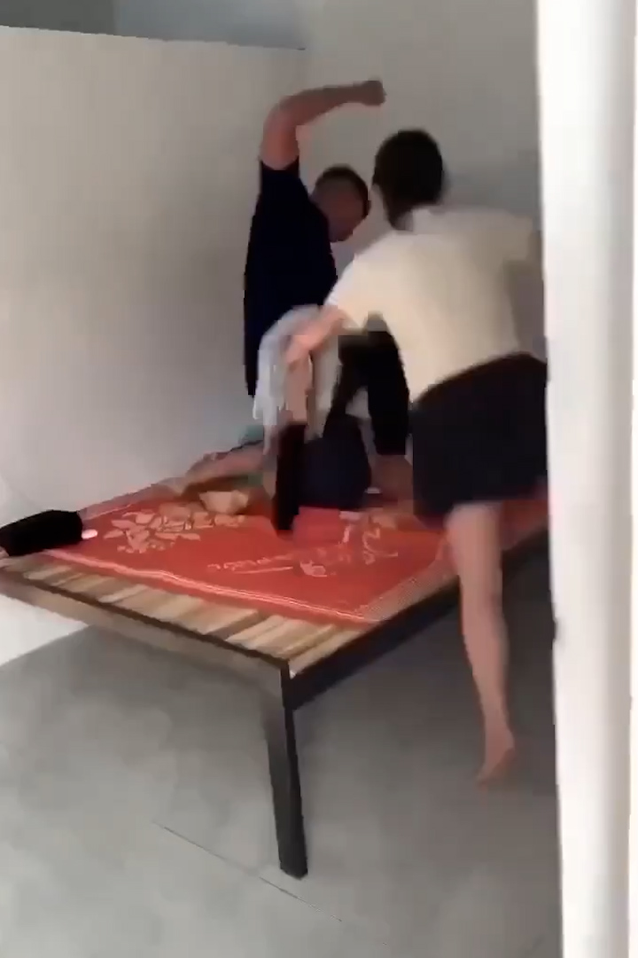 抓奸现场 原配冲进去大逼兜猛打 奸夫淫妇被打得晕头转向 啪啪响彻底懵圈