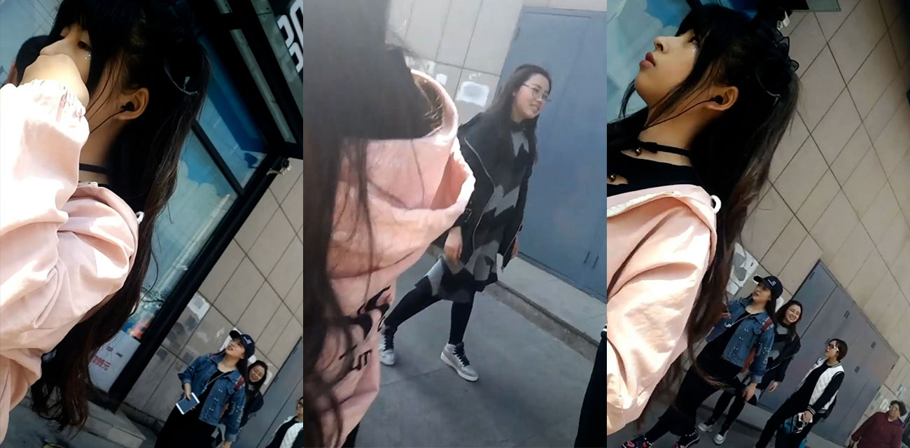 街头偷拍系列 涂鸦少年地铁尾随过膝袜萌妹 趁刷手机时掏家伙狂撸鸡巴
