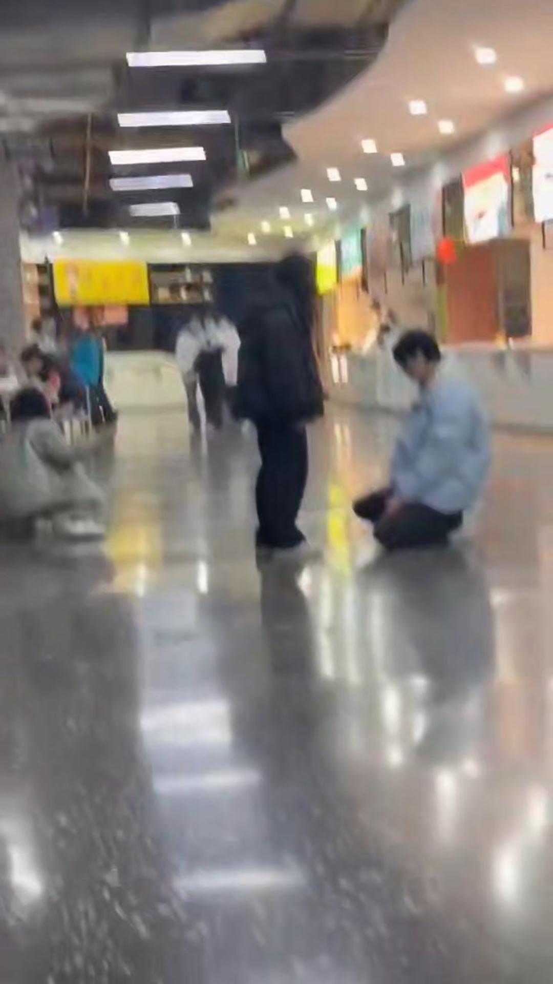时间管理天花板！男子同时泡同两女 约吃饭当场被抓现行
