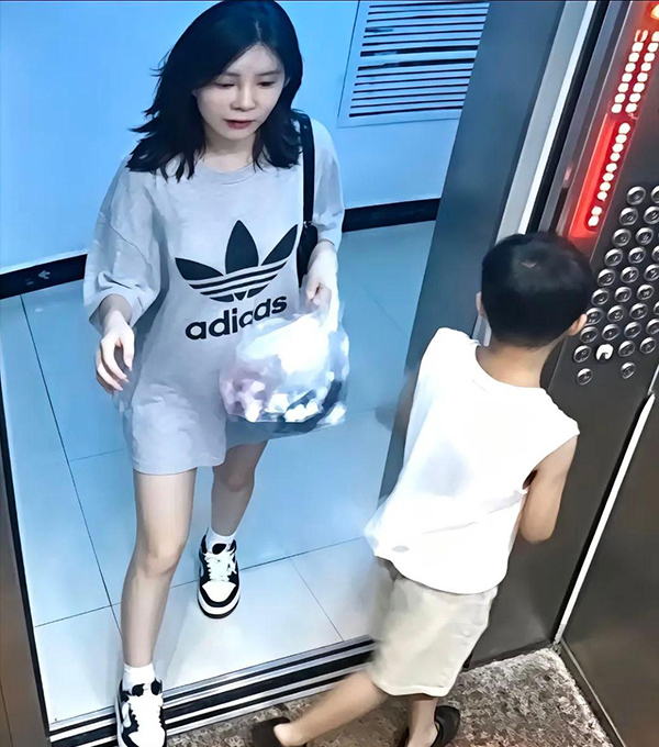 仙桃女 网红六六 电梯打人还教唆儿子帮忙 监控曝光被扒直播擦边骗打赏 温柔妈妈竟是反面教材