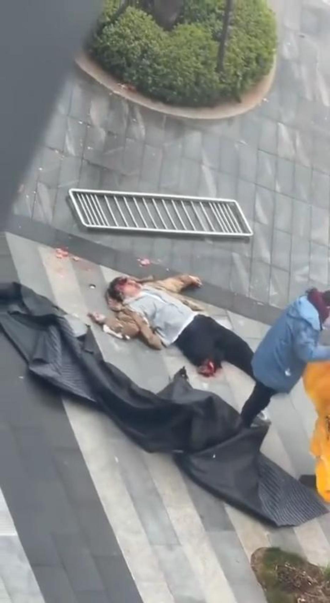 济南舜泰广场有人跳楼 腿断满地碎片曝光！